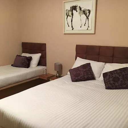 Connemara National Park Lodge *